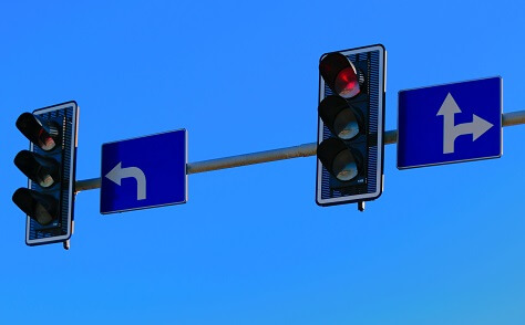 Hoe je een verhaal begint: verkeersborden met pijlen voor de juiste weg.
