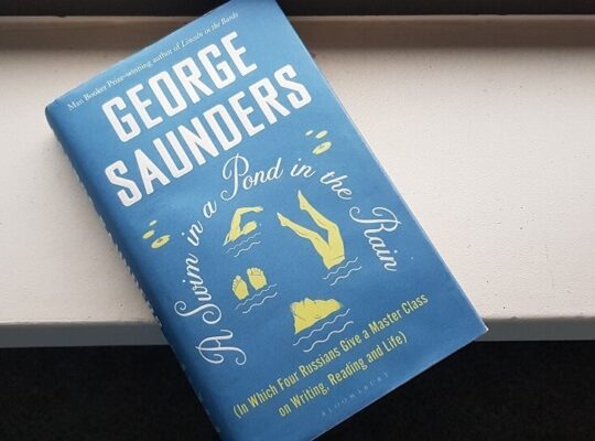 Foto van het schrijfboek van George Saunders: Een duik in de vijver in de regen